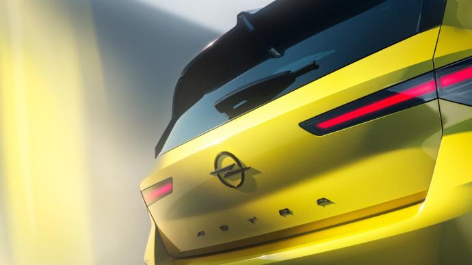 Nuevo Opel Astra rediseñado: primeras imágenes, qué sabemos del compacto alemán con parrilla iluminada