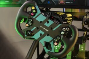 Después de sus bases DD, Fanatec rebaja el precio de sus volantes.