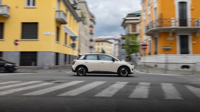 El GAC Aion UT de perfil en las calles de Milán