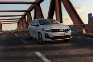 Dacia Sandero rediseñado: el fabricante cambia de opinión, el motor híbrido no estará reservado sólo al Stepway