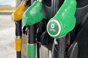 Gasolina desde 1,84 €/L este viernes: estaciones donde la SP-95 (E10) está 14 céntimos por debajo de la media nacional a 1,98 €/L