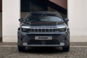 Nuevo Jeep Avenger rediseñado (2026): ¿la parrilla iluminada como principal cambio del SUV urbano?