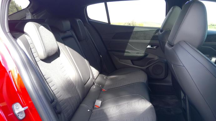 Asiento trasero del Peugeot 408 rediseñado (2026)