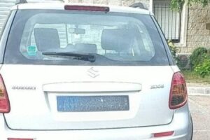 A una velocidad de 140 km/h en una carretera limitada a 80, el automovilista explica a la policía que llega tarde al trabajo