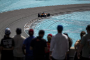 Oficial: la salida del Gran Premio de Miami se adelanta tres horas debido al mal tiempo.