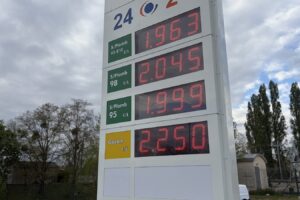 Precios del combustible el viernes 15 de mayo: el diésel baja hasta los 2,12 €/l, el SP-95 (E10) se mantiene en su nivel más alto