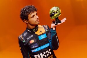 Lego continúa su serie en F1 con los cascos de los pilotos de McLaren.