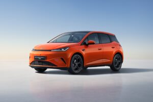 Nuevo BYD Dolphin G DM-i: 1.000 km de autonomía acumulada para este exclusivo coche urbano híbrido enchufable