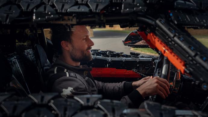 La Lanza de Koenigsegg Sadair reproducida en Lego a escala 1:1, ¡puede viajar a más de 110 km/h!