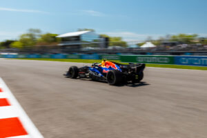 Isack Hadjar sancionado varias veces por la FIA durante la carrera