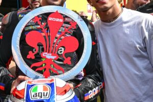 Kimi Antonelli en Mugello: líder de la Fórmula 1 agita la bandera a cuadros del MotoGP