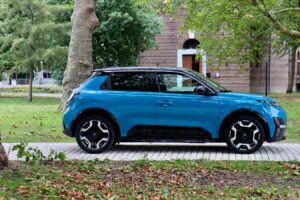 Leasing social 2026: desde 139 €/mes para el Nissan Micra elegible, ¿es más atractivo que el Renault 5?