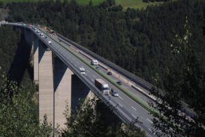 Alquila un Audi RS 6 y conduce a 225 km/h: esta locura le cuesta el permiso de prueba