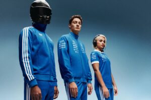 Mercedes presenta su colección cápsula “Blue Wonder” con George Russell y Kimi Antonelli